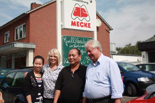 Ông Richard Mecke, Ông Lê Hải Châu, bà Gabriele Röder-Wolff và cán bộ công ty Chu Việt trước trụ sở của tập đoàn Mecke